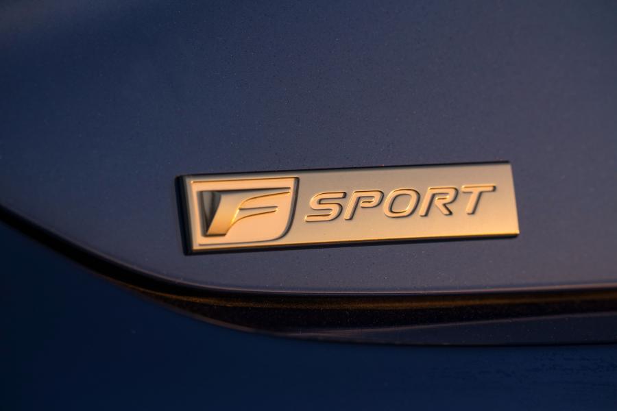 Логотип Lexus ES350 F-Sport 2018 года  (NA) (фото 34 из 47)